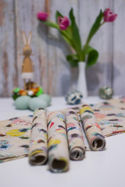 Przykładowe hafty ułożone na stole